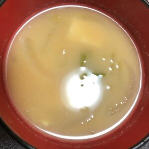 豆腐となすと玉ねぎの味噌汁